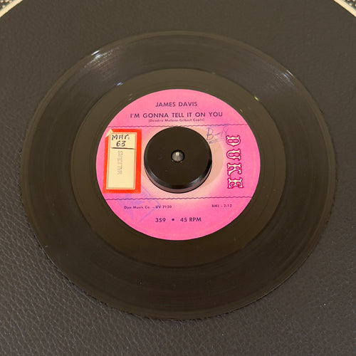 7" vinyl record by Davis, James featuring "I'm Gonna Tell It On You/My Precious Darling", released on Duke (359), in VG (Very Good) condition, classic analog collectable for turntable playback. Promo copy powerhouse, blending raw Texas blues shouting with a driving rhythm section.
