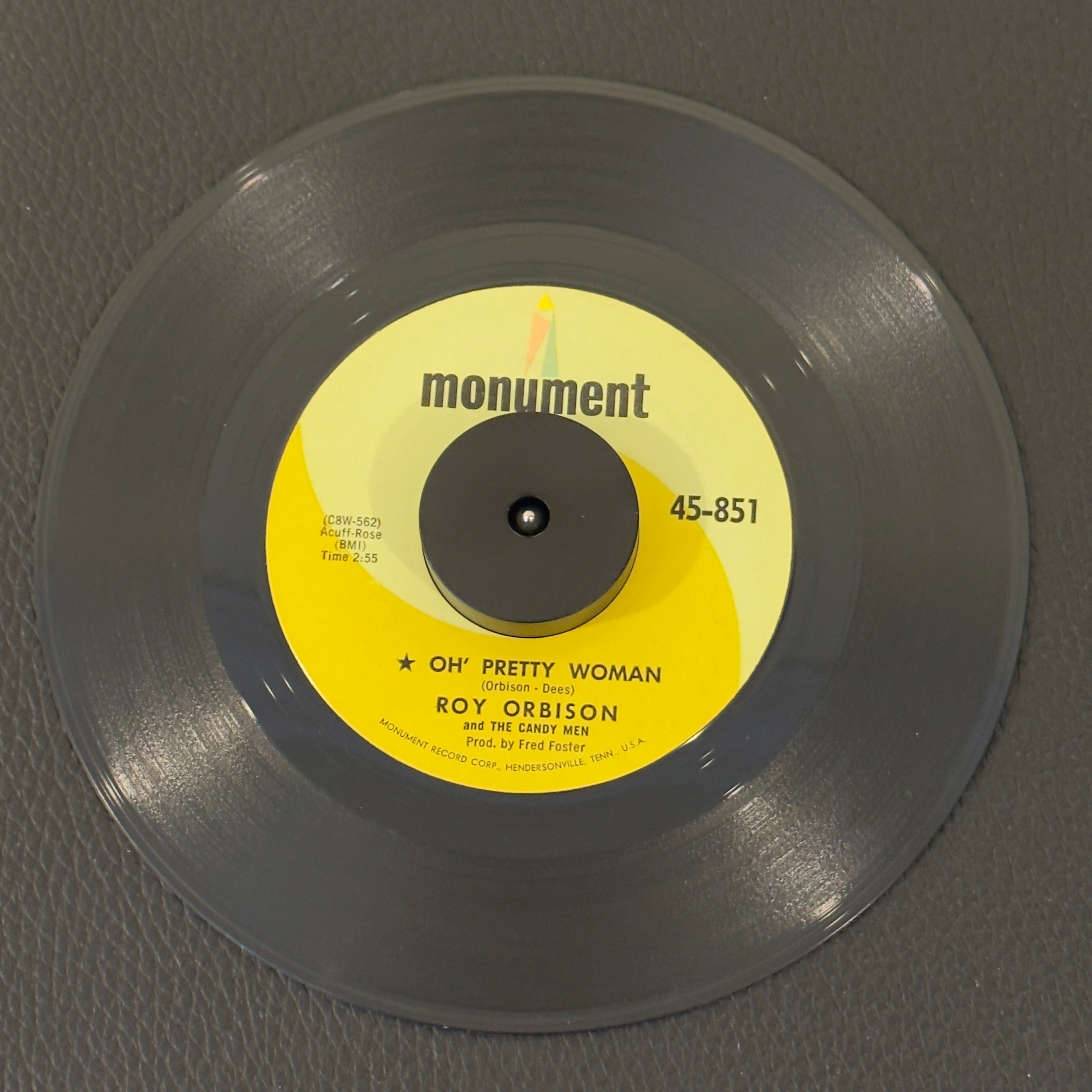 7" vinyl record by Orbison, Roy featuring "Oh' Pretty Woman/Yo Te Amo Maria", released on Monument (45-851), in VG (Very Good) condition, classic analog collectable for turntable playback. Monarch Pressing. Original Monument sleeve included.