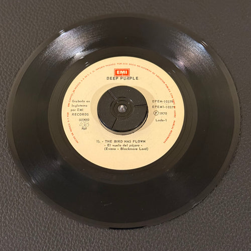 7" vinyl record by Deep Purple featuring "The Bird Has Flown = El Vuelo Del Pajaro/Hallelujah / Help = Auxillo", released on Capitol Records / EMI (EPEM-10379), in VG (Very Good) condition, classic analog collectable for turntable playback. Mexican Reissue. Pic Sleeve Included!
